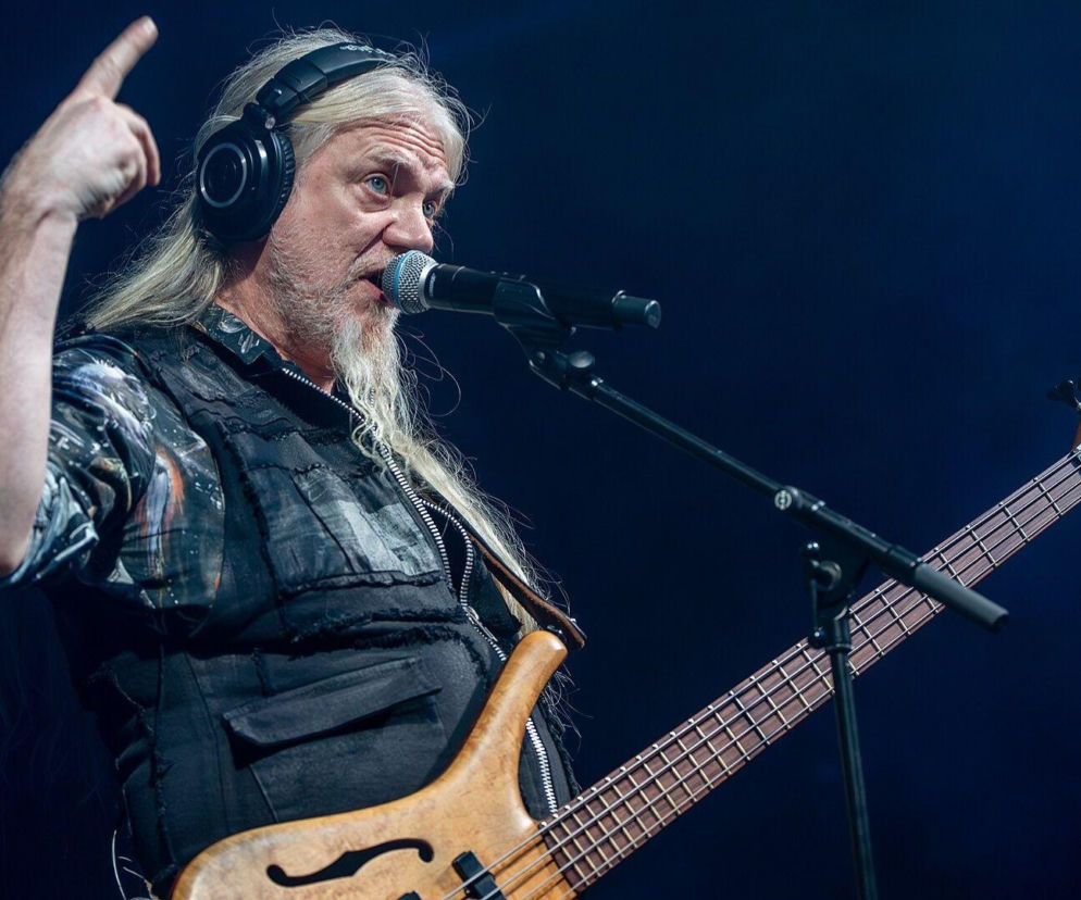 Marko Hietala z gitarą basową i mikrofonem na scenie. O jego komentarzu w sprawie Nightwish przeczytasz na EskaRock.