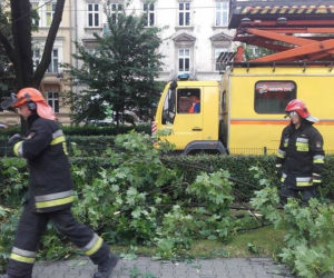 Nawałnica przeszła nad Krakowem: Zalane ulice, powalone drzewa, utrudnienia w komunikacji