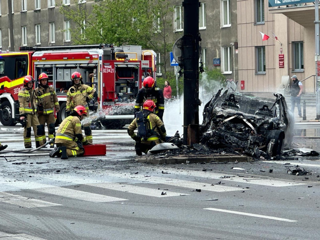 Autem elektrycznym huknął w słup, pojazdstanął w ogniu