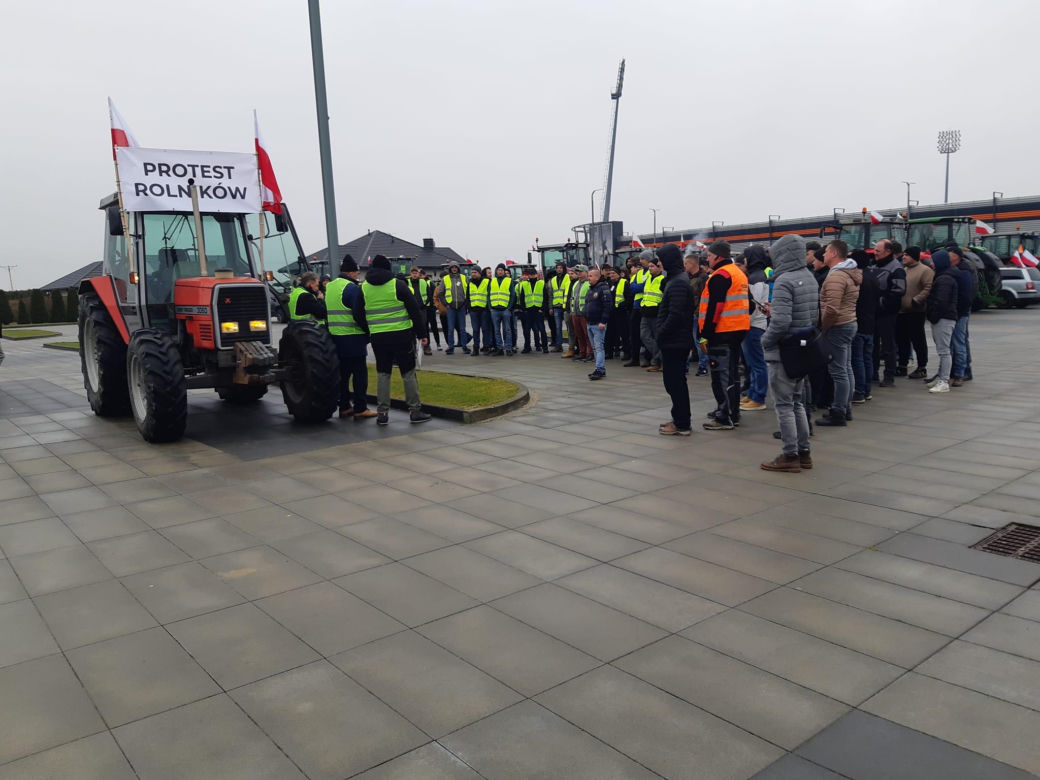 Strajk rolników w Tarnowie. Policja i rolnicy pod stadionem Bruk Betu Termaliki Nieciecza