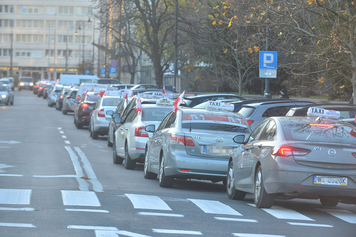 Protest taksówkarzy pod KPRM