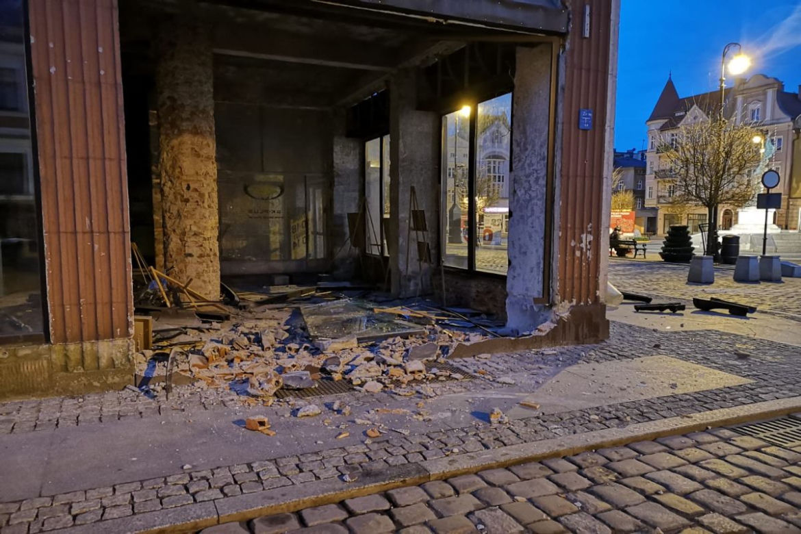 Wariacki, nocny rajd w Grudziądzu. Kierująca BMW wjechała do... domu towarowego
