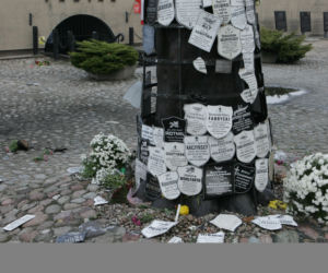 Zniszczony pomnik przy Muzeum Więzienia Pawiak 