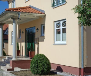 Czym wykończyć cokół: klinkierem, kamieniem, płytkami betonowymi czy tynkiem?