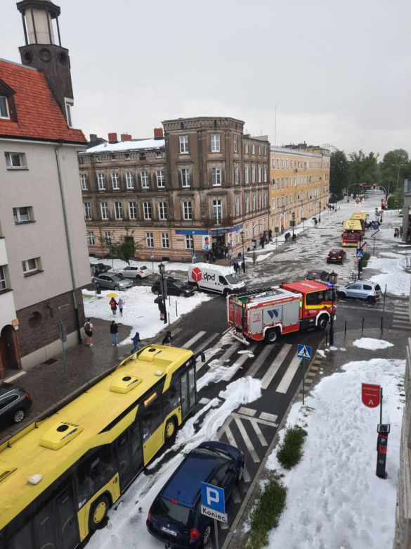 Kilkaset interwencji strażaków po nawałnicach. IMGW ostrzega przed kolejnymi burzami