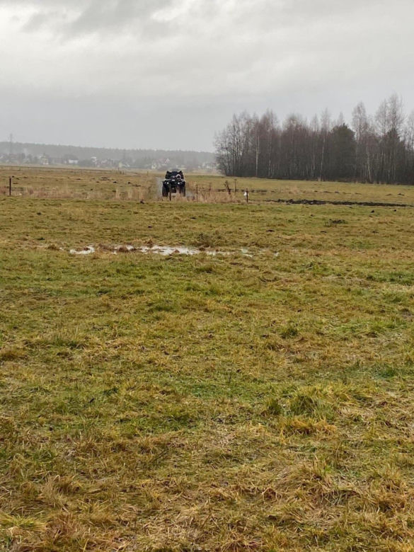 40-letni policjant leżał w bagażniku samochodu z raną postrzałową głowy. Nowe fakty w sprawie
