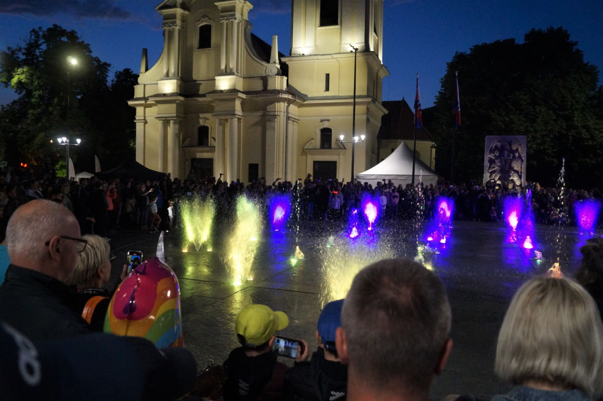 Fontanna w Starym Fordonie już zachwyca mieszkańców! Wyjątkowy pokaz na Rynku [ZDJĘCIA] 