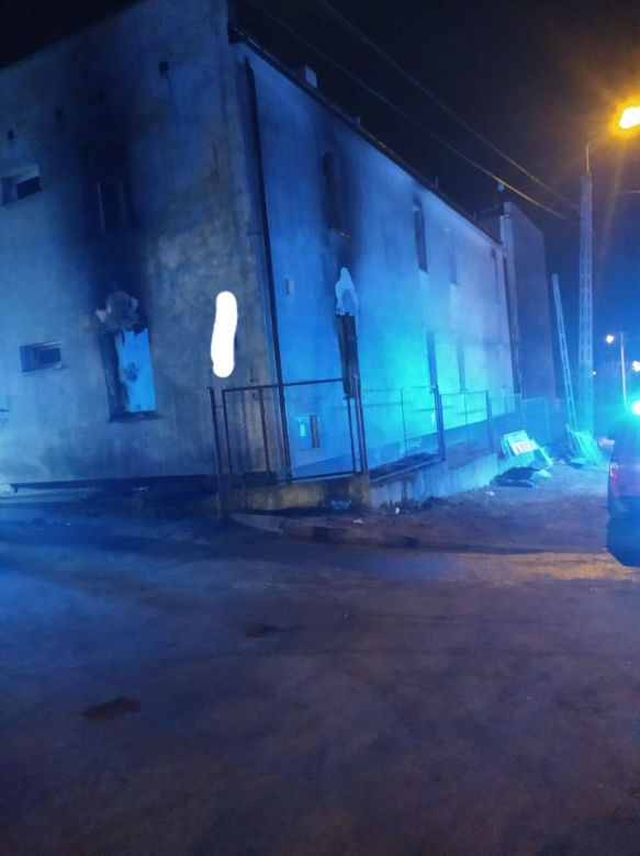 Ciechanów. Dwie osoby nie żyją, 17-latek poparzony! Koszmarny pożar mieszkania przy Komunalnej [ZDJĘCIA]