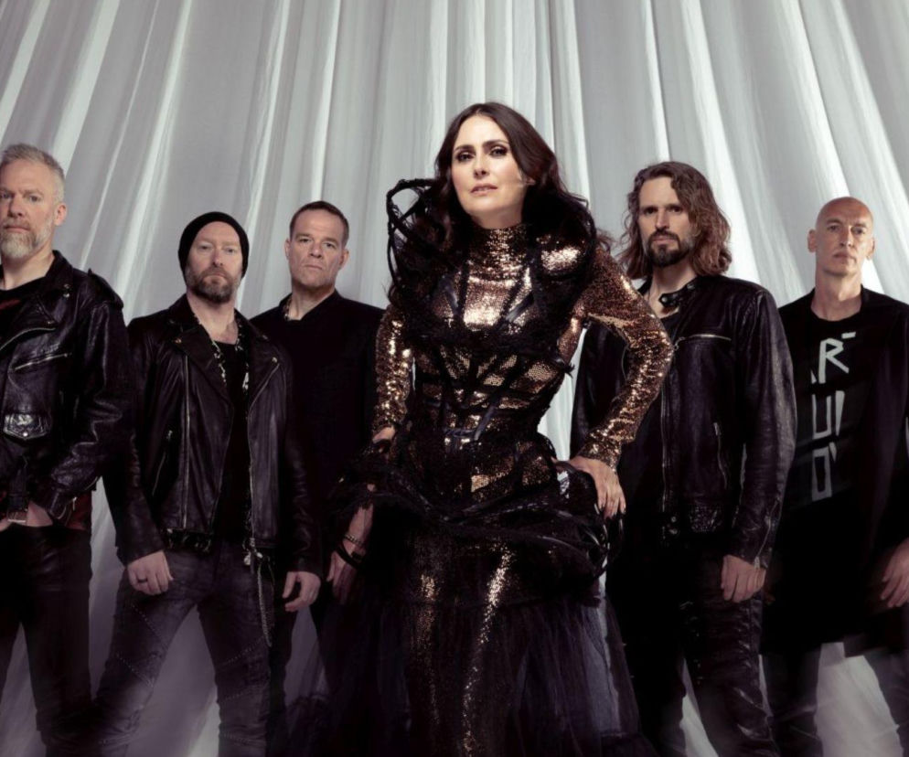 Zespół Within Temptation na jasnym tle. O ich koncercie na festiwalu Rockowizna w Poznaniu przeczytasz na EskaRock.
