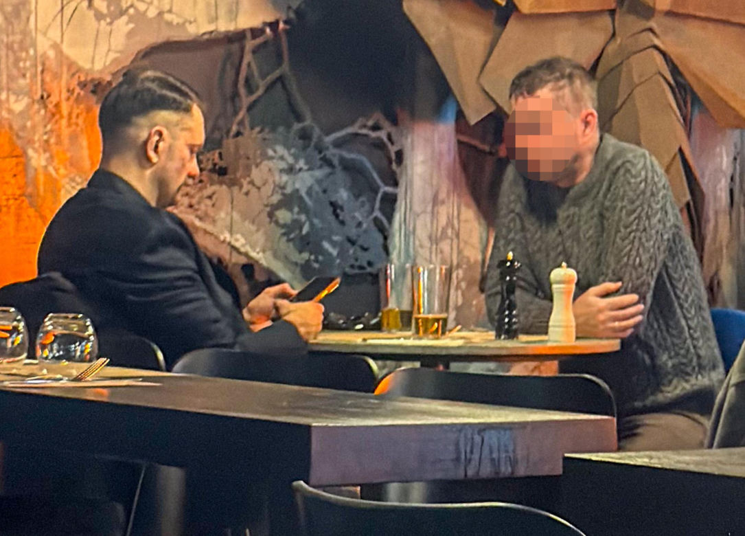 Łukasz Mejza relaksuje się w knajpie