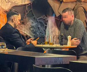 Łukasz Mejza relaksuje się w knajpie