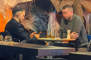 Łukasz Mejza relaksuje się w knajpie
