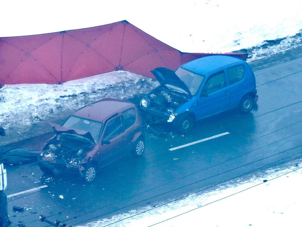 Koszmarny wypadek pod Warszawą. Senior w Seicento wjechał pod ciężarówkę, nie żyje