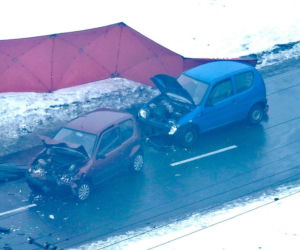 Koszmarny wypadek pod Warszawą. Senior w Seicento wjechał pod ciężarówkę, nie żyje