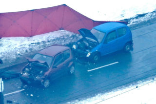 Koszmarny wypadek pod Warszawą. Senior w Seicento wjechał pod ciężarówkę, nie żyje