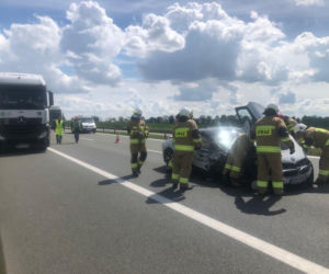 Sportowe BMW zderzyło się z ciężarówką! Paskudny wypadek na A2
