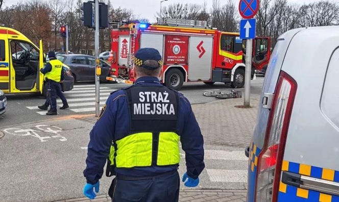 Rowerzysta leżał na jezdni w kałuży krwi. Chwilę wcześniej 92-latek potrącił go autem