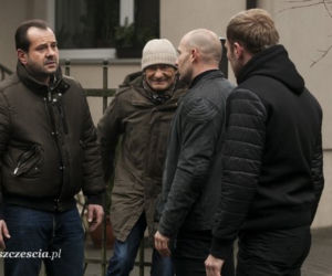 Barwy szczęścia odc. 1296. Stefan (Krzysztof Kiersznowski), Borys (Jakub Wieczorek), fałszywi ochroniarze (Przemysław Modliszewski, Maciej Mikołajczyk)