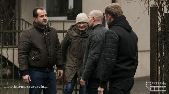Barwy szczęścia odc. 1296. Stefan (Krzysztof Kiersznowski), Borys (Jakub Wieczorek), fałszywi ochroniarze (Przemysław Modliszewski, Maciej Mikołajczyk)
