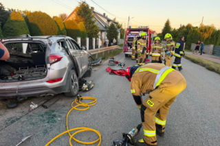 Tragedia na drodze w Rykoszynie. Nie żyje 60-latek, auto wbiło się w bariery