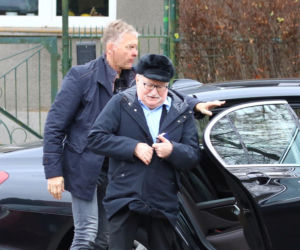 Lech Wałęsa zupełnie sam w pustym kościele. Pojechał się pomodlić tuż przed świętami