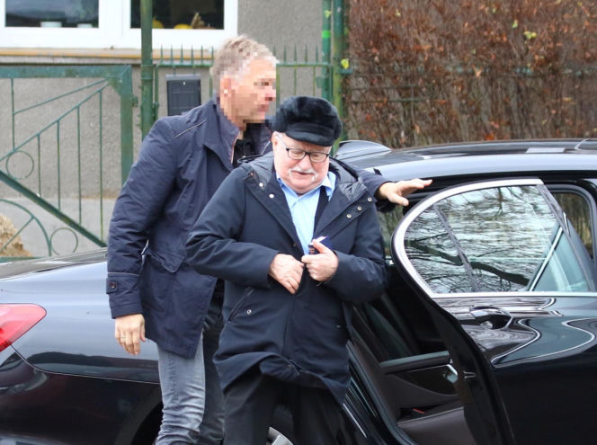 Lech Wałęsa zupełnie sam w pustym kościele. Pojechał się pomodlić tuż przed świętami