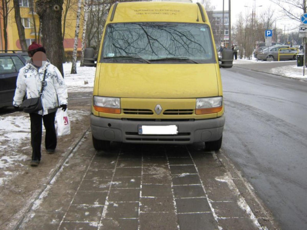 Pan i władca miejsc parkingowych. Po co zajmować jedno, skoro można dwa? I to jeszcze jakie!