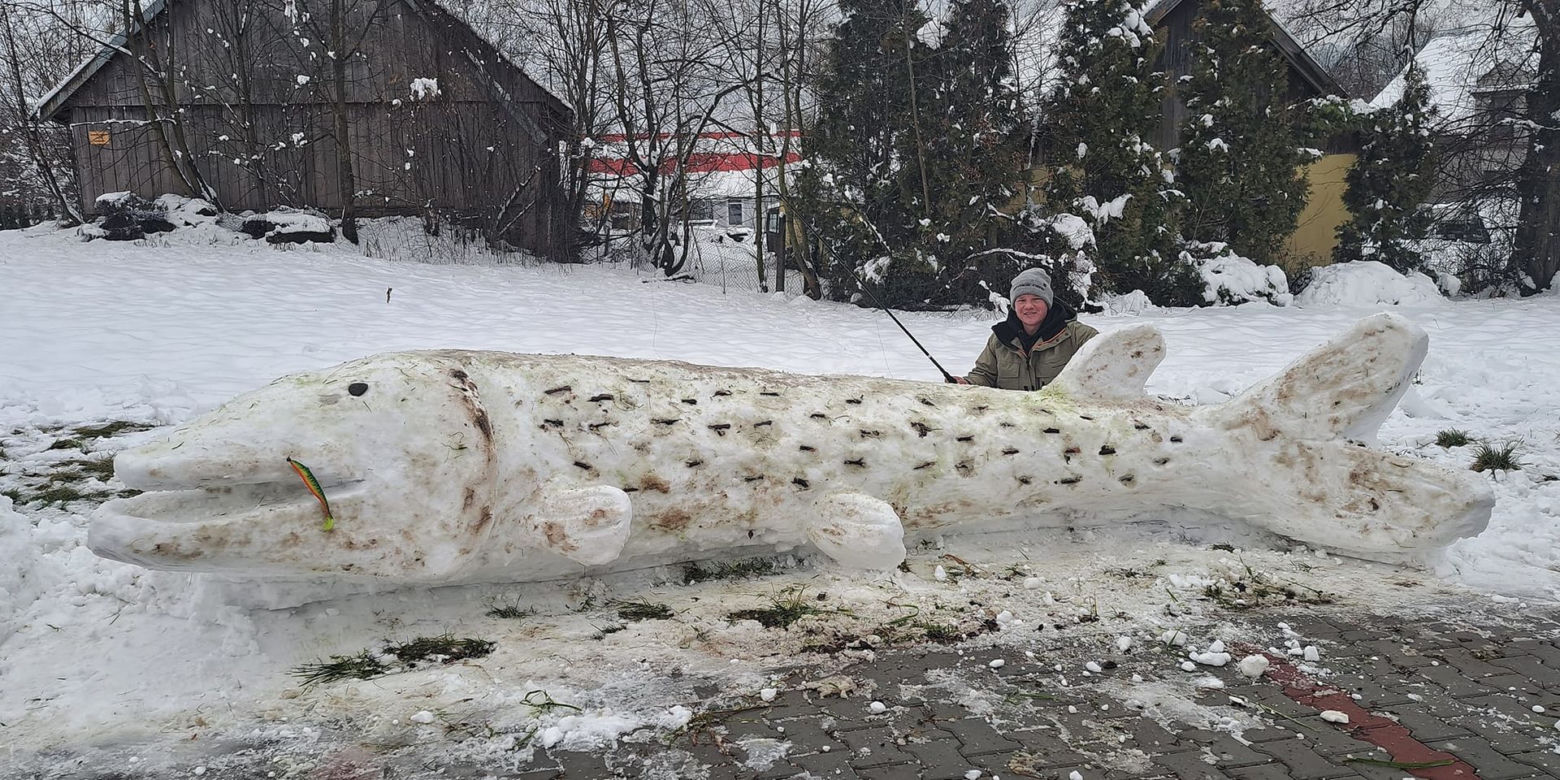 Ulepił ze śniego gigantyczne ryby