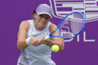 Iga Świątek ograła Jelenę Rybakinę! Świetny mecz Polki w Shenzhen!