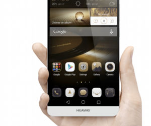 Huawei Ascend Mate7_Single_Gray Front Face Hand_Hi res