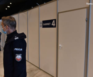 Na Śląsku rozpoczęły się szczepienia policjantów. Jak pierwszy zaszczepiony został komendant wojewódzki [ZDJĘCIA]