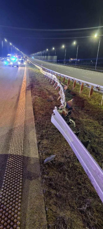 Roztrzaskane auta na S2 pod Warszawą. Sprawca uciekł z miejsca zdarzenia