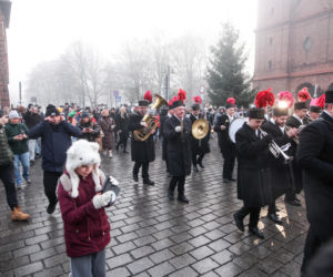Barbórka 2025. Pobudka górnicza na Nikiszowcu w wykonaniu Orkiestry Wieczorek
