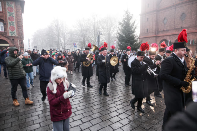 Barbórka 2025. Pobudka górnicza na Nikiszowcu w wykonaniu Orkiestry Wieczorek