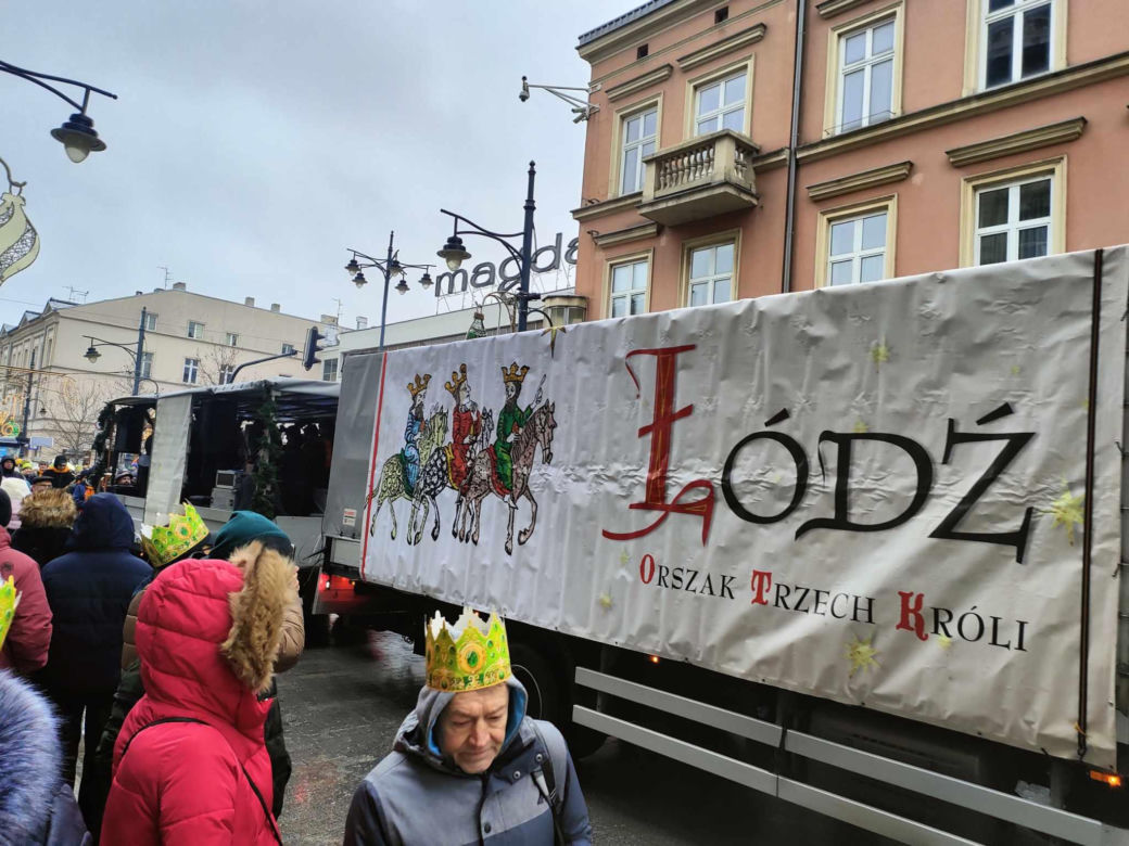 Kolorowy Orszak Trzech Króli w Łodzi. W centrum miasta pojawiło się mnóstwo osób [ZDJĘCIA]