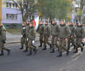 Uroczysty przemarsz licealistów ulicą 11 Listopada