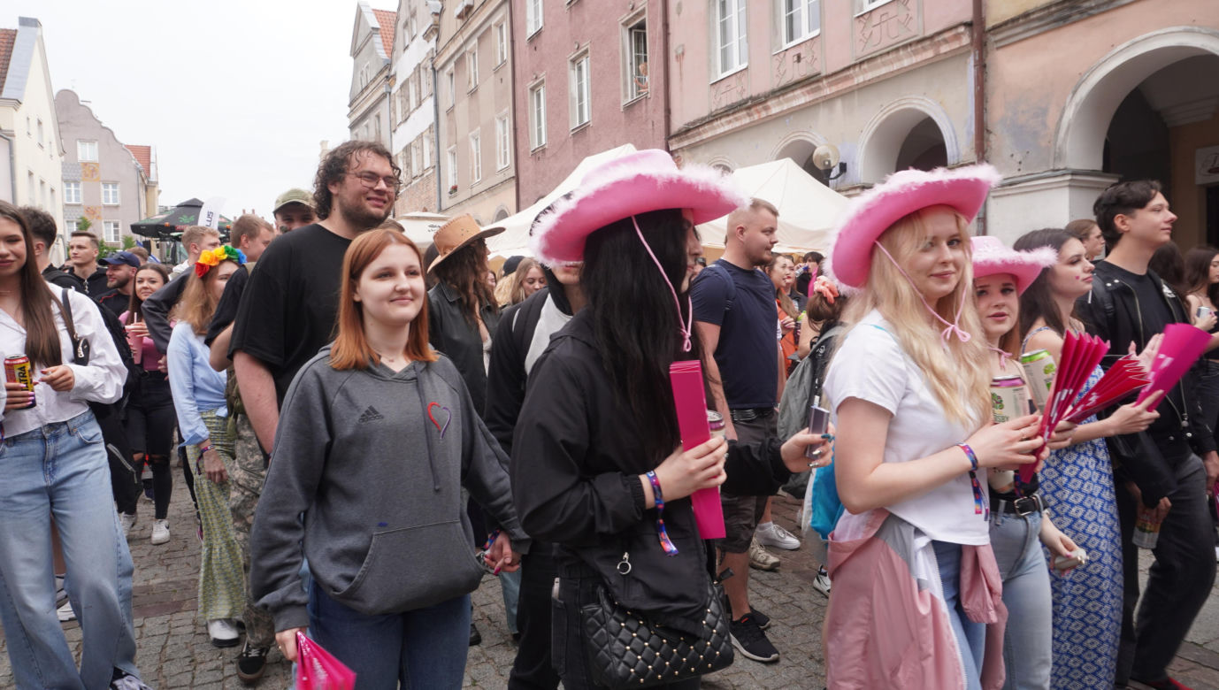 Kortowiada 2024. Parada Wydziałów przeszła ulicami miasta. Studenci tłumnie wzięli udział w imprezie