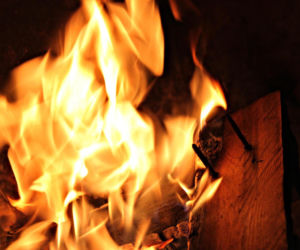 Bohaterska akcja w Zmyślonej Parzynowskiej. 19-latek uratował mężczyznę z płonącego budynku