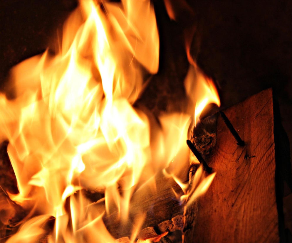 Bohaterska akcja w Zmyślonej Parzynowskiej. 19-latek uratował mężczyznę z płonącego budynku