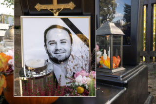 Grób Adriana Szymaniaka miesiąc po jego tragicznej śmierci. Jest złoty krzyż, tymczasowy nagrobek i mnóstwo jesiennych kwiatów