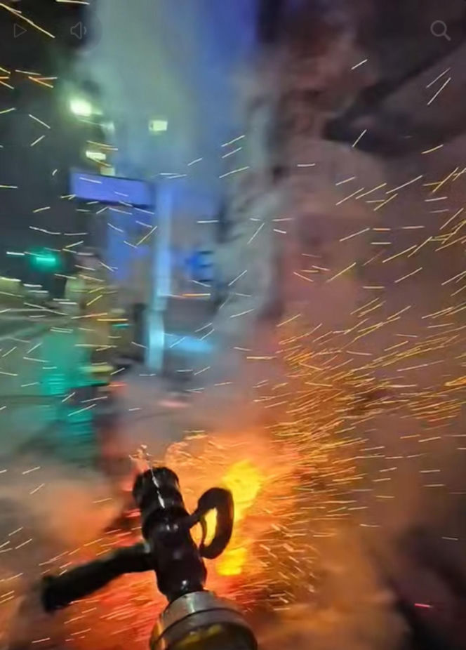 Pożar przy ul. Warszawskiej w Toruniu. Strażacy pokazali film z akcji. Wszystko widać!