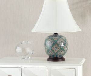 Lampa stołowa z podstawą w kształcie kuli