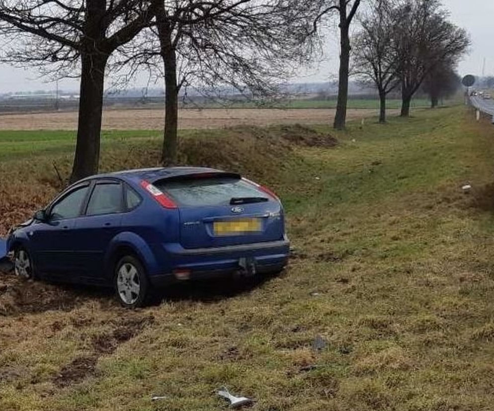 Podczas wyprzedzania doszło do groźnej kolizji. Kierowca Forda zakończył jazdę w rowie