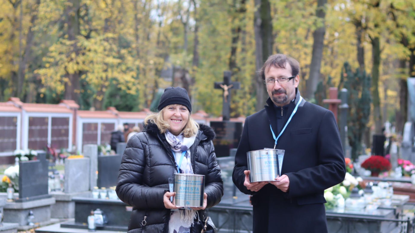 Tak mieszkańcy odwiedzają groby zmarłych. Tłumy na najstarszym cmentarzu w Lublinie