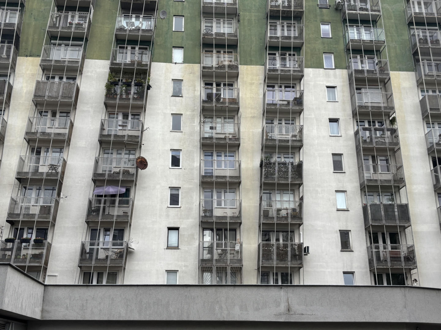 Krzywe balkony przy ul. G. Zapolskiej 42 w Krakowie