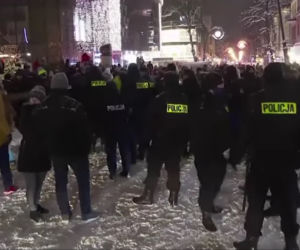 Noc w Zakopanem minęła spokojnie, ale o scenach na Krupówkach głośno już na całym świecie