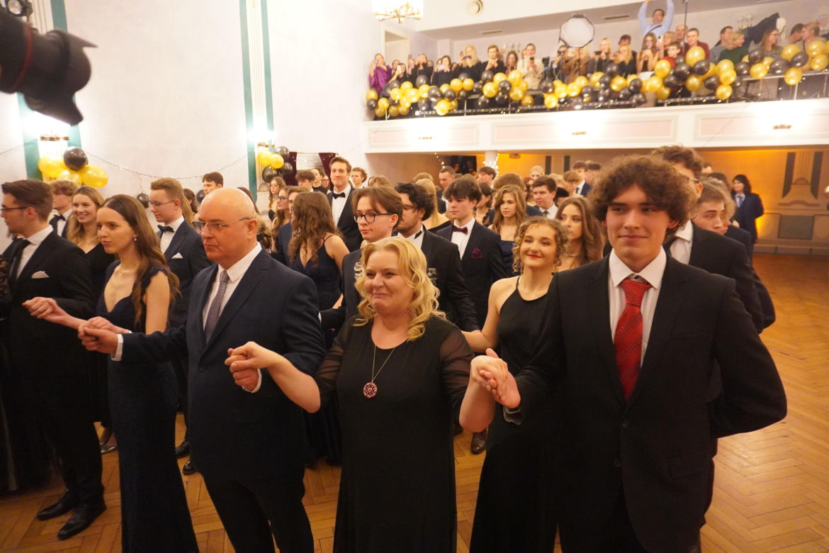 Polonez na Studniówce 2025 w II LO w Poznaniu