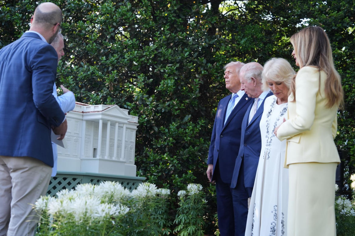 Król Karol i królowa Kamila u Trumpów. Melania dała im herbatę, a potem pokazała pasiekę w kształcie Białego Domu