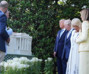 Król Karol i królowa Kamila u Trumpów. Melania dała im herbatę, a potem pokazała pasiekę w kształcie Białego Domu