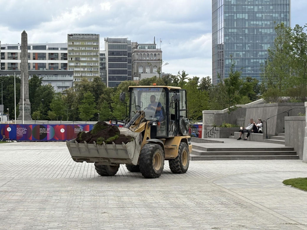 Absurd roku w Warszawie. Zrywają zieleń na nowym pl. Centralnym. Zamiast niej będzie beton
